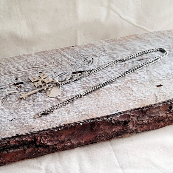 Stella & Dot Long Silver Pendant NecklACE - Picture 5 of 5